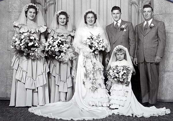 Raymond Kirschling & Cecelia Wroblewski
22 Oct 1949
(left to right standing - Martha Kirschling, ?, Cecelia Wroblewski, Raymond Kirschling, Florian Wroblewski, front - flower girl ?)